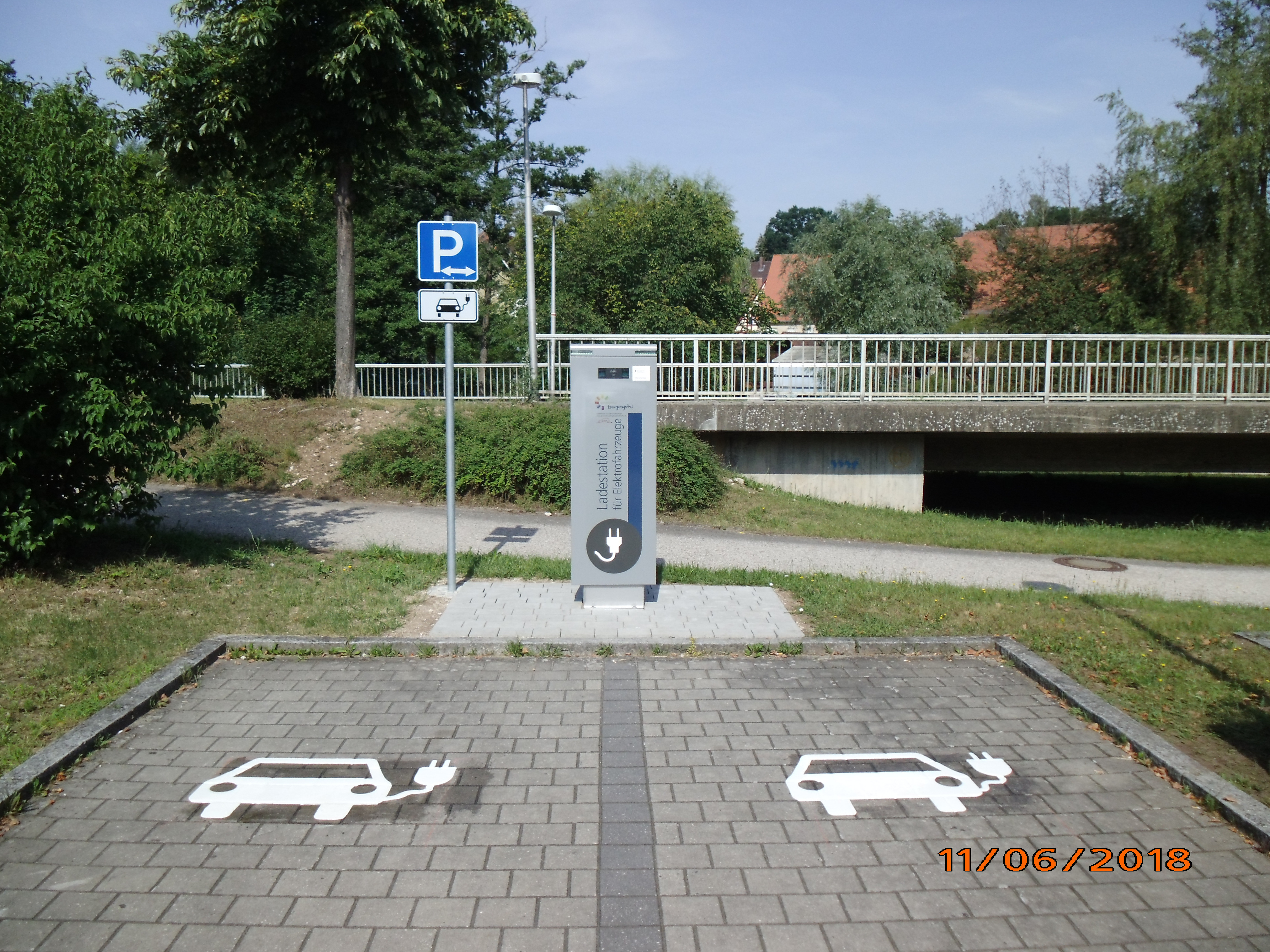 Parkplatz mit Ladestation für Elektrofahrzeuge am Bruckespan